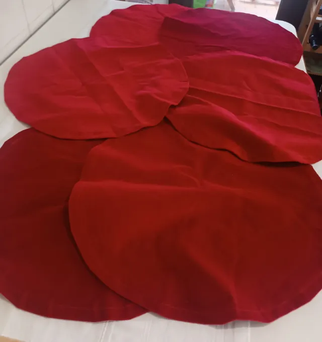 Lote 6 manteles bajo plato terciopelo rojo guinda.