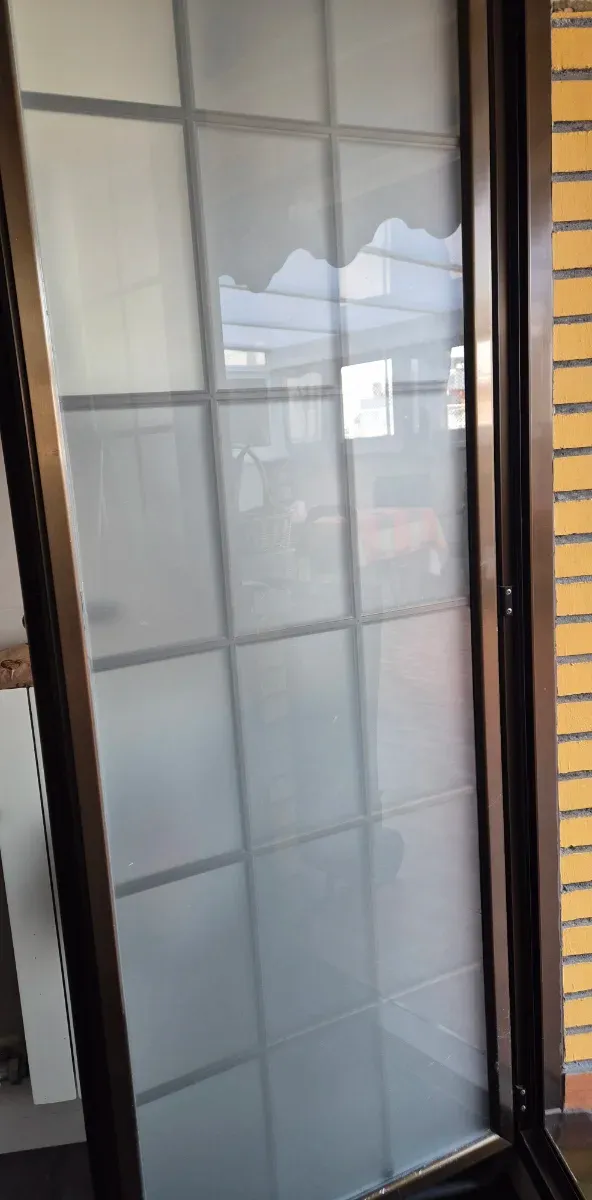 Puerta de aluminio con cristal