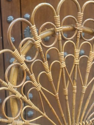 Silla de mimbre decorativa estilo abanico