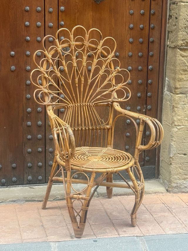 Silla de mimbre decorativa estilo abanico