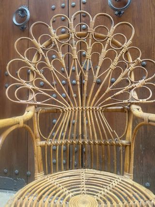 Silla de mimbre decorativa estilo abanico