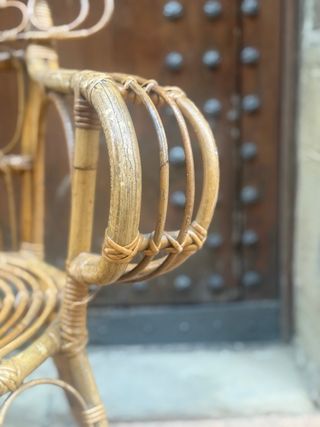 Silla de mimbre decorativa estilo abanico