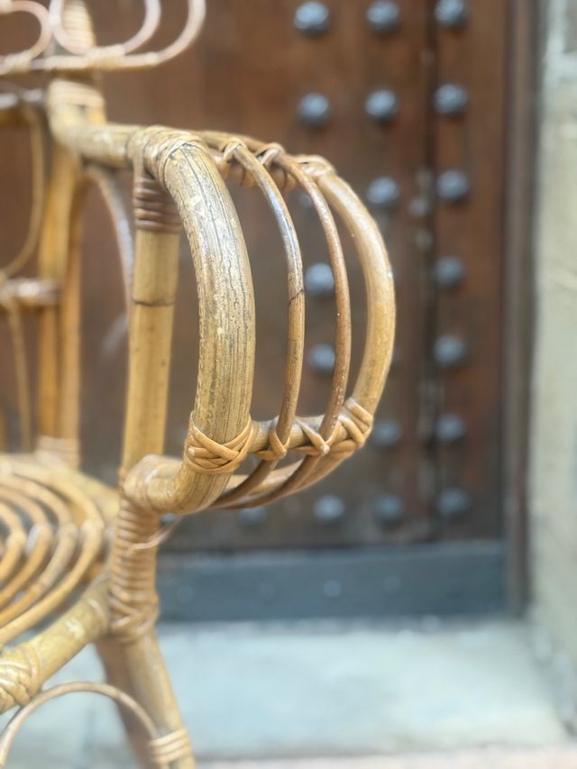 Silla de mimbre decorativa estilo abanico