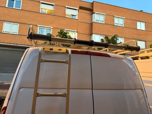 Baca Ford Custom L1H2 con escalera