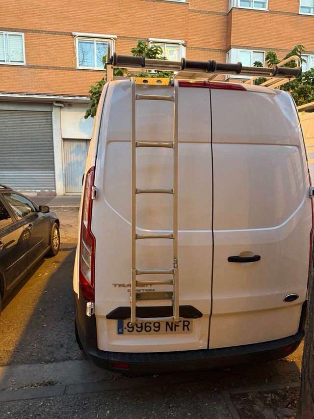 Baca Ford Custom L1H2 con escalera