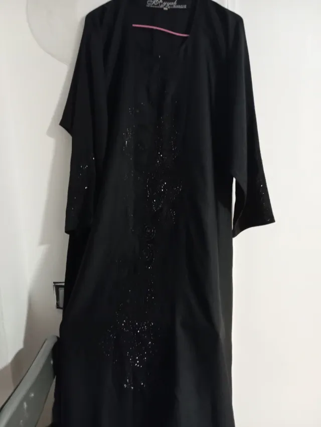 Abaya negra bordada