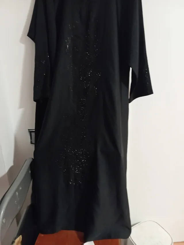 Abaya negra bordada
