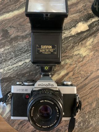 Cámara Minolta XG9 con flash Sunpak