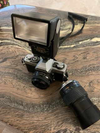 Cámara Minolta XG9 con flash Sunpak