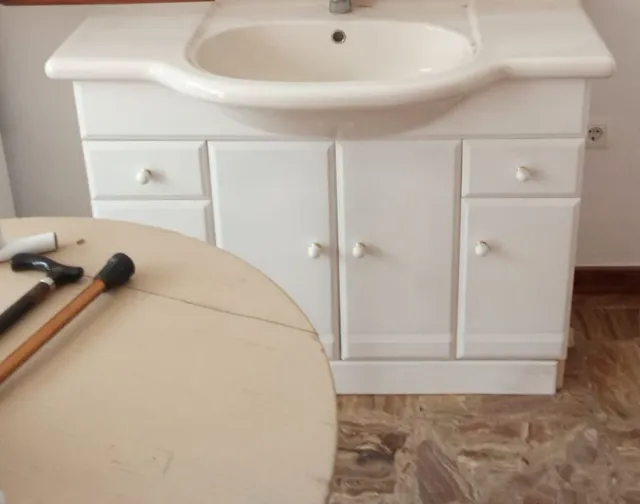 Mueble de baño blanco con lavabo