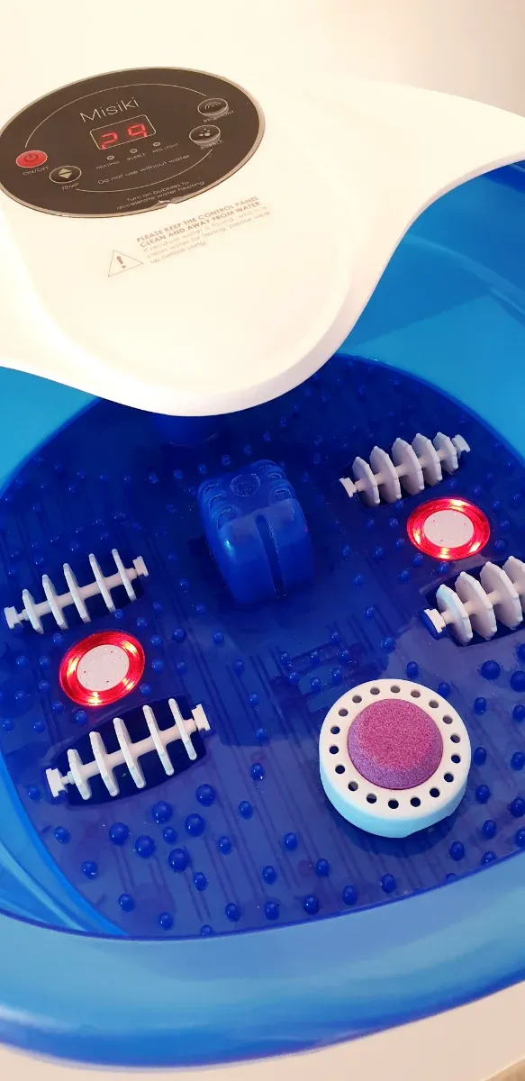 HIDROMASAJE DE PIES CON PIEDRA PÓMEZ