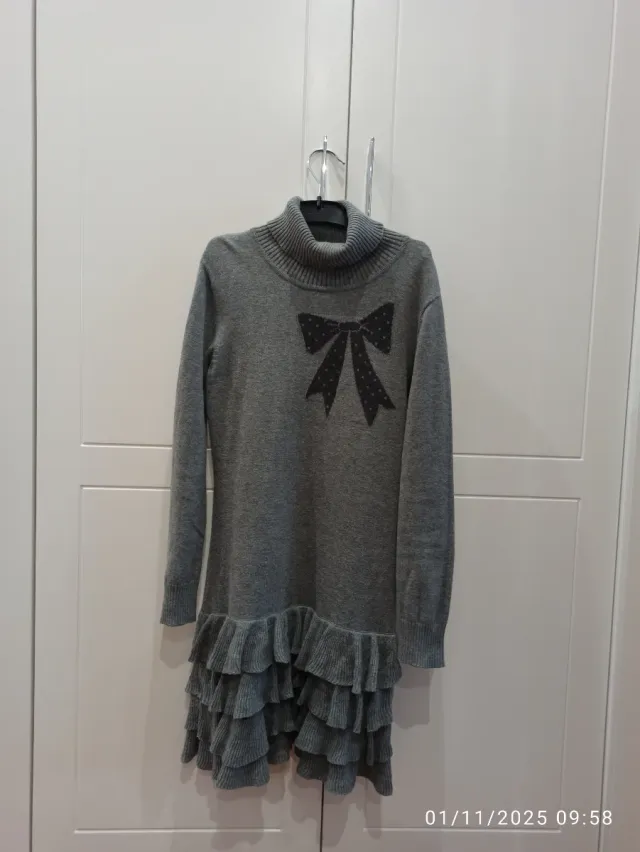 Vestido de punto gris con volantes