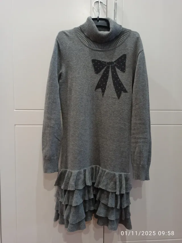 Vestido de punto gris con volantes