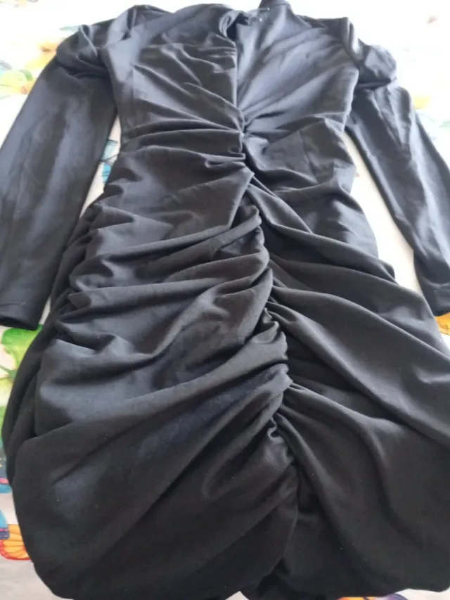 Vestido negro drapeado manga larga