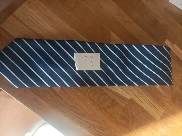 Corbata azul con rayas