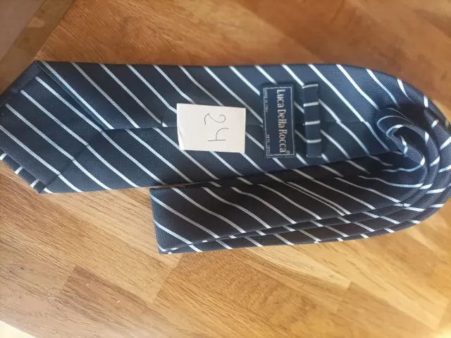 Corbata azul con rayas