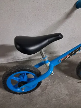 Bicicleta sin pedales azul