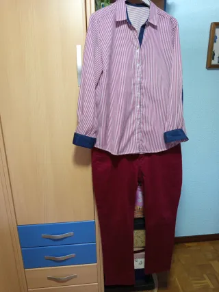Conjunto Camisa Rayas y Pantalón Rojo
