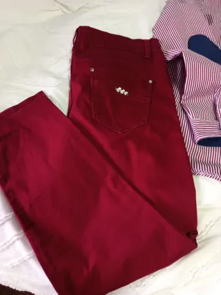 Conjunto Camisa Rayas y Pantalón Rojo