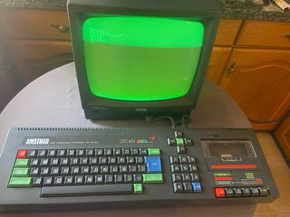 Ordenador Amstrad CPC 464. Funcionando