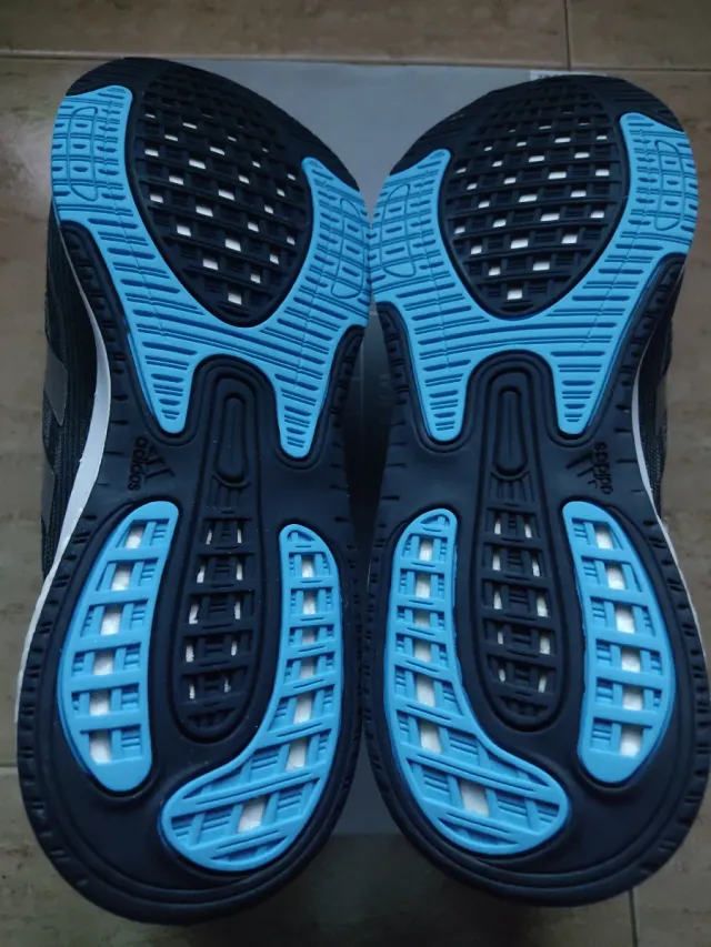 Zapatillas Adidas Negras y Plateadas