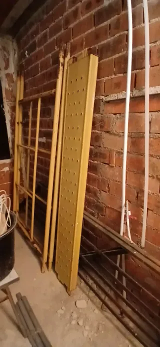 Andamio metálico amarillo