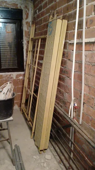 Andamio metálico amarillo