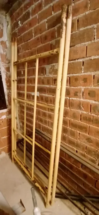 Andamio metálico amarillo