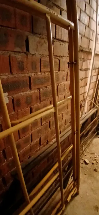 Andamio metálico amarillo