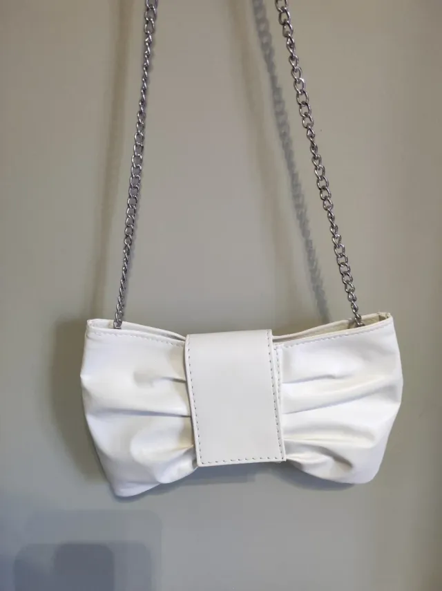 Borsetta bianca con tracolla a catena