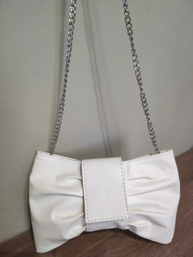 Borsetta bianca con tracolla a catena