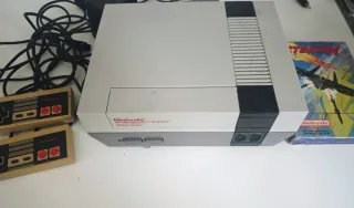 Consola Nintendo NES con 2 mandos y juego
