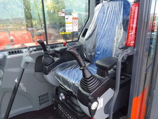 MINI EXCAVADORA GIRATORIA de 6.000 KG NUEVA.