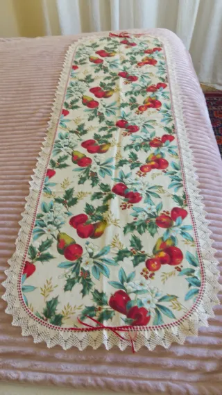 Runner da tavola natalizio con mele e agrifoglio