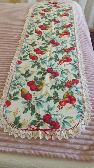 Runner da tavola natalizio con mele e agrifoglio