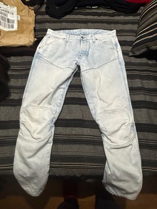 Pantalones vaqueros desgastados