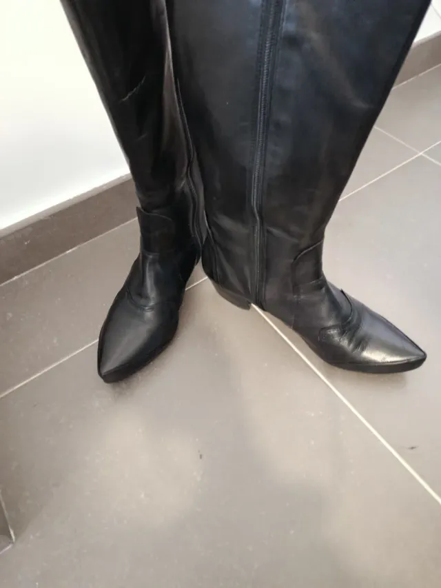 Botas altas de piel negras