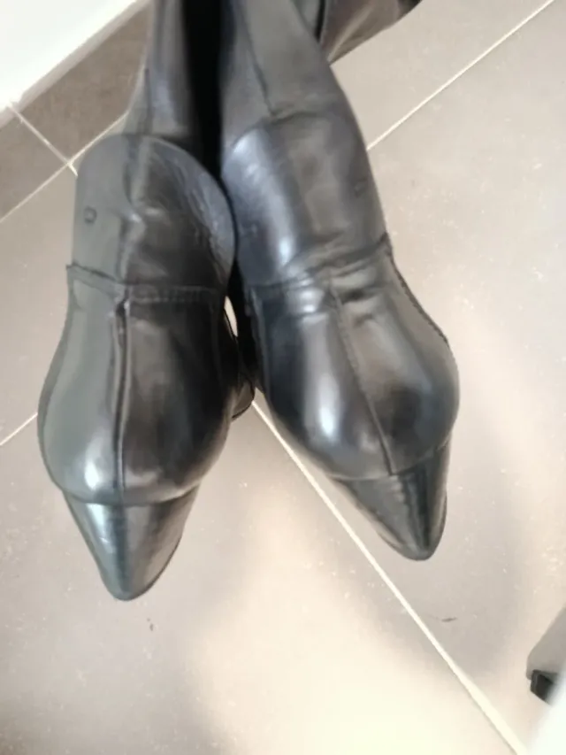 Botas altas de piel negras