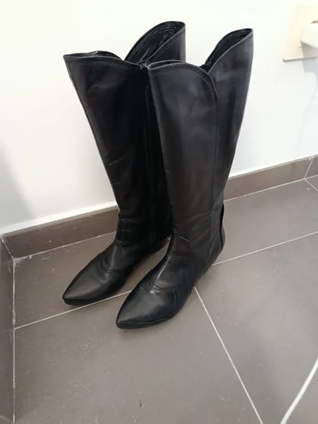 Botas altas de piel negras