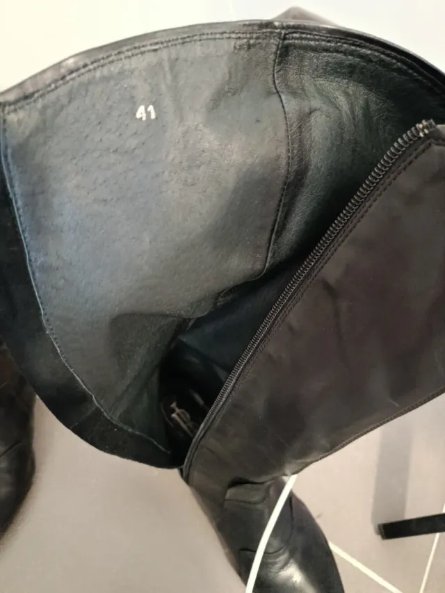 Botas altas de piel negras