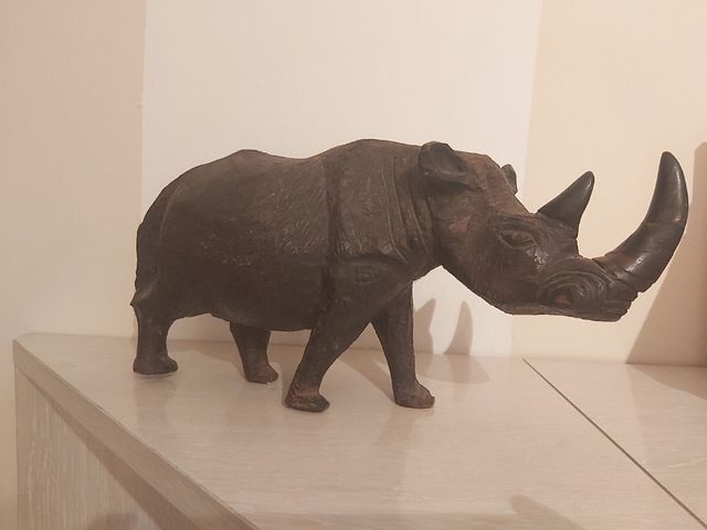 Figura Rinoceronte Madera Tallada