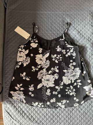 Camiseta Amisu floral negra y blanca