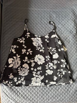 Camiseta Amisu floral negra y blanca