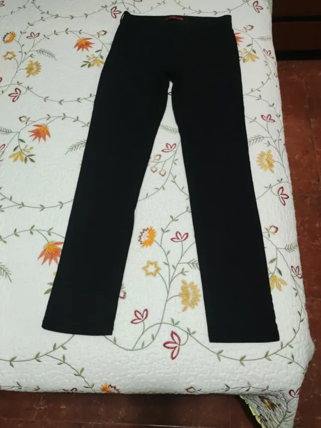 Pantalón pitillo negro