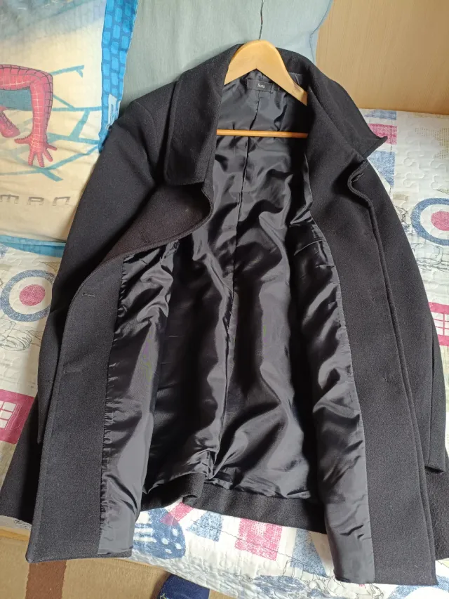 Abrigo negro marca Festa