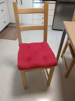 Mesa y 4 sillas comedor