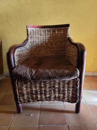Sillón de mimbre con cojín