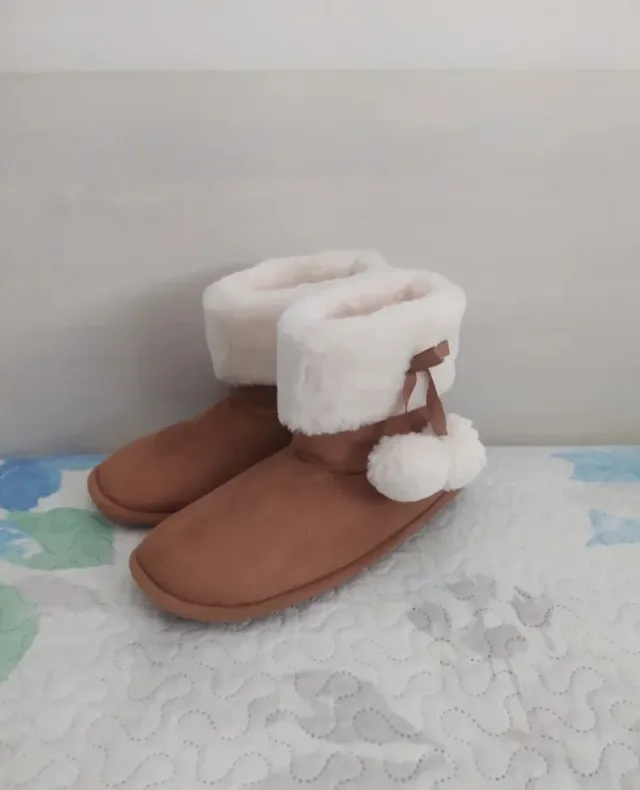 Zapatillas de casa marrones con pompón