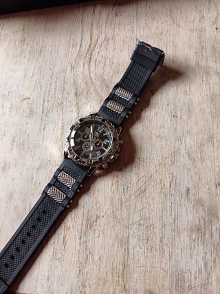 Reloj Negro y Plateado