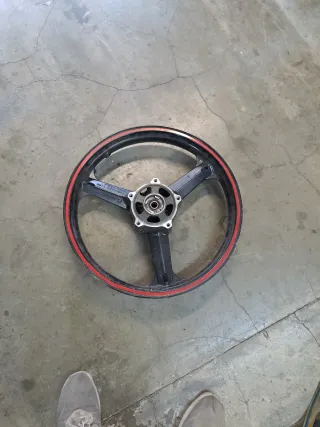 Llanta de moto con aro rojo